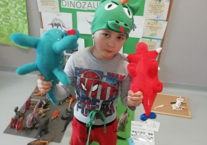 Chłopiec prezentuje dinozaury
